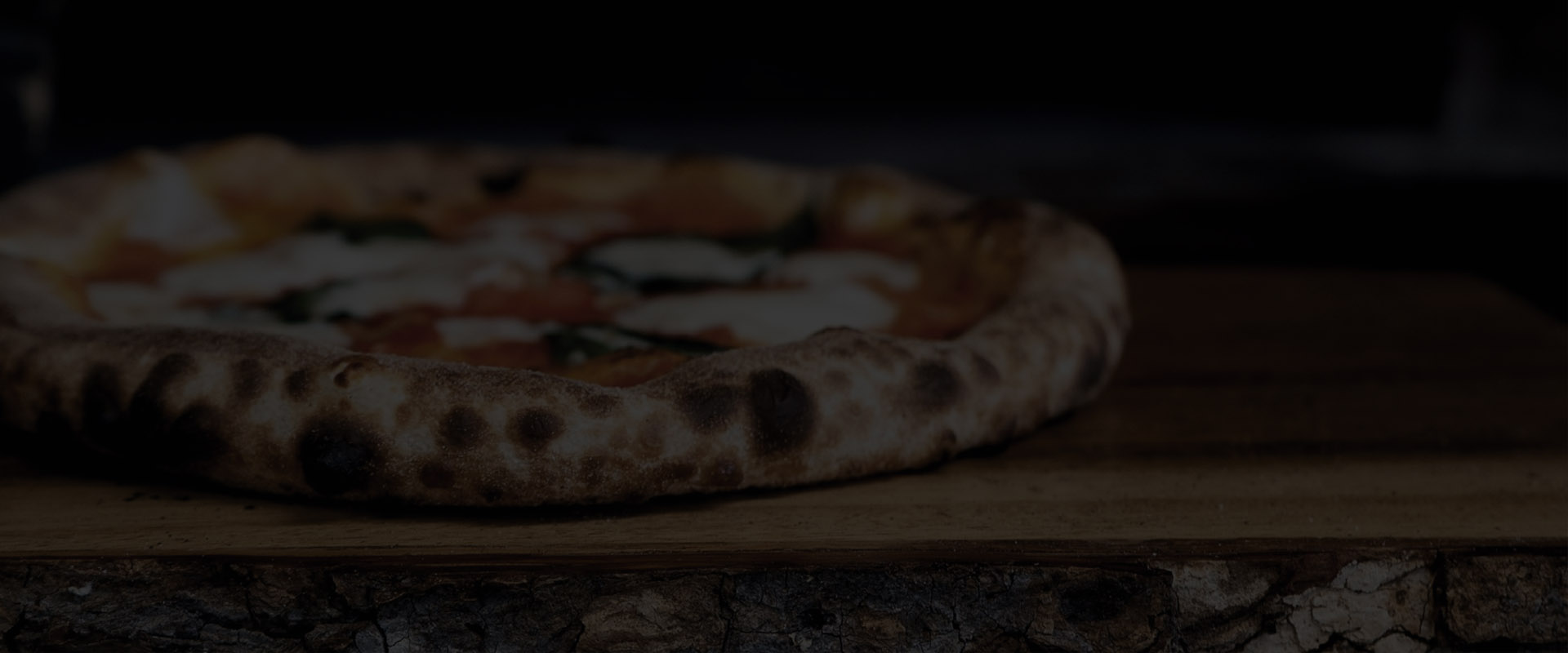 Una pizza recién hecha en un horno de cinta o túnel para pizza profesional
